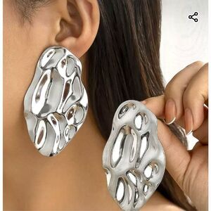 NWT Daisy Fuentes Gorgeous Huge 3” Silver Polished Textured Shinny Stud earrings